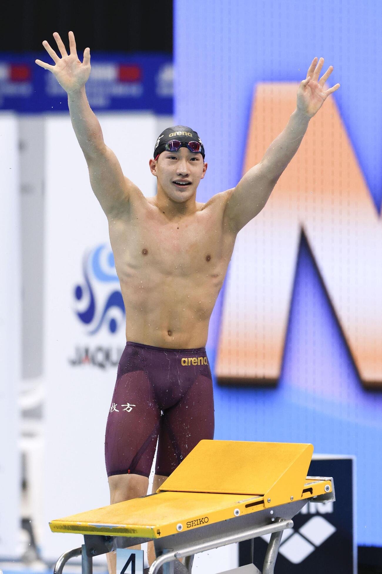 男子100メートル平泳ぎで58秒67の日本新をマークして優勝し、声援に応える大橋信（共同）