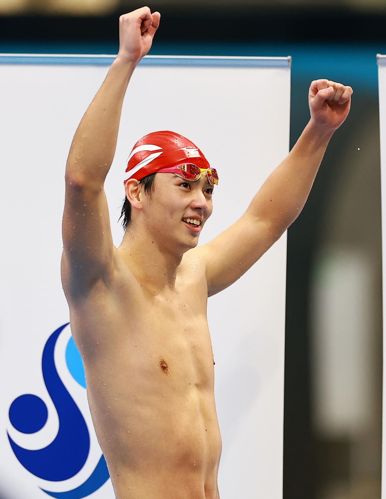 男子50メートルバタフライで優勝し喜ぶ光永（撮影・野上伸悟）