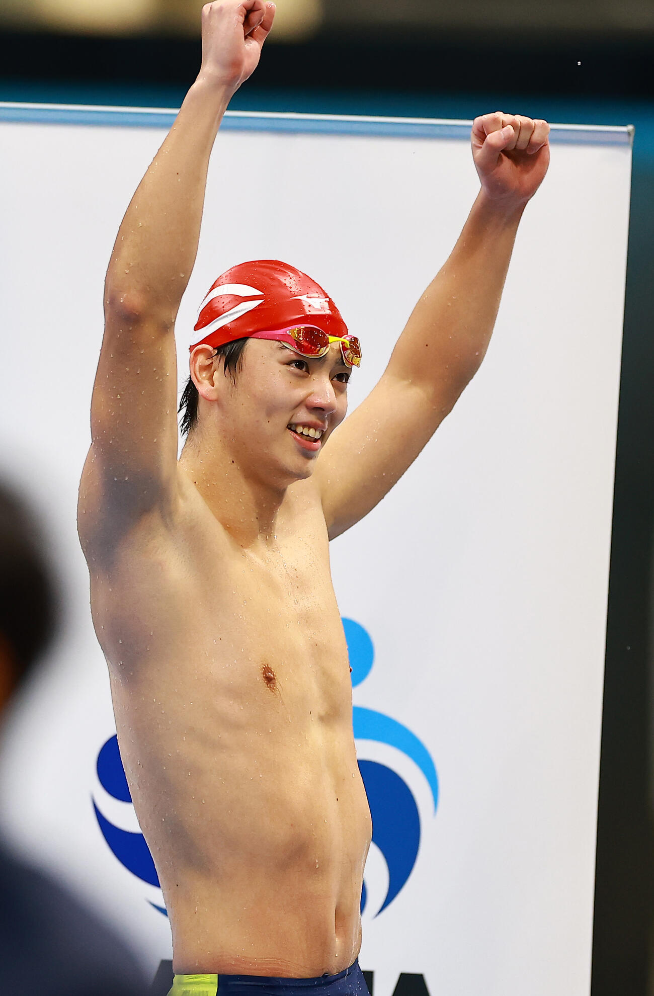 男子50メートルバタフライで優勝し喜ぶ光永（撮影・野上伸悟）