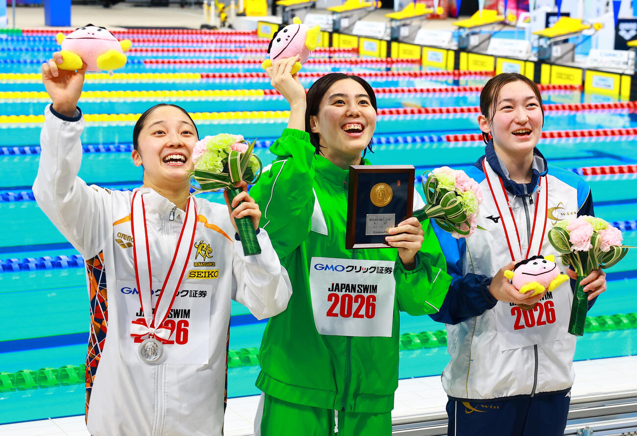 女子200メートル個人メドレーで優勝し喜ぶ松本。左は2位の成田、右は3位の高山（撮影・野上伸悟）