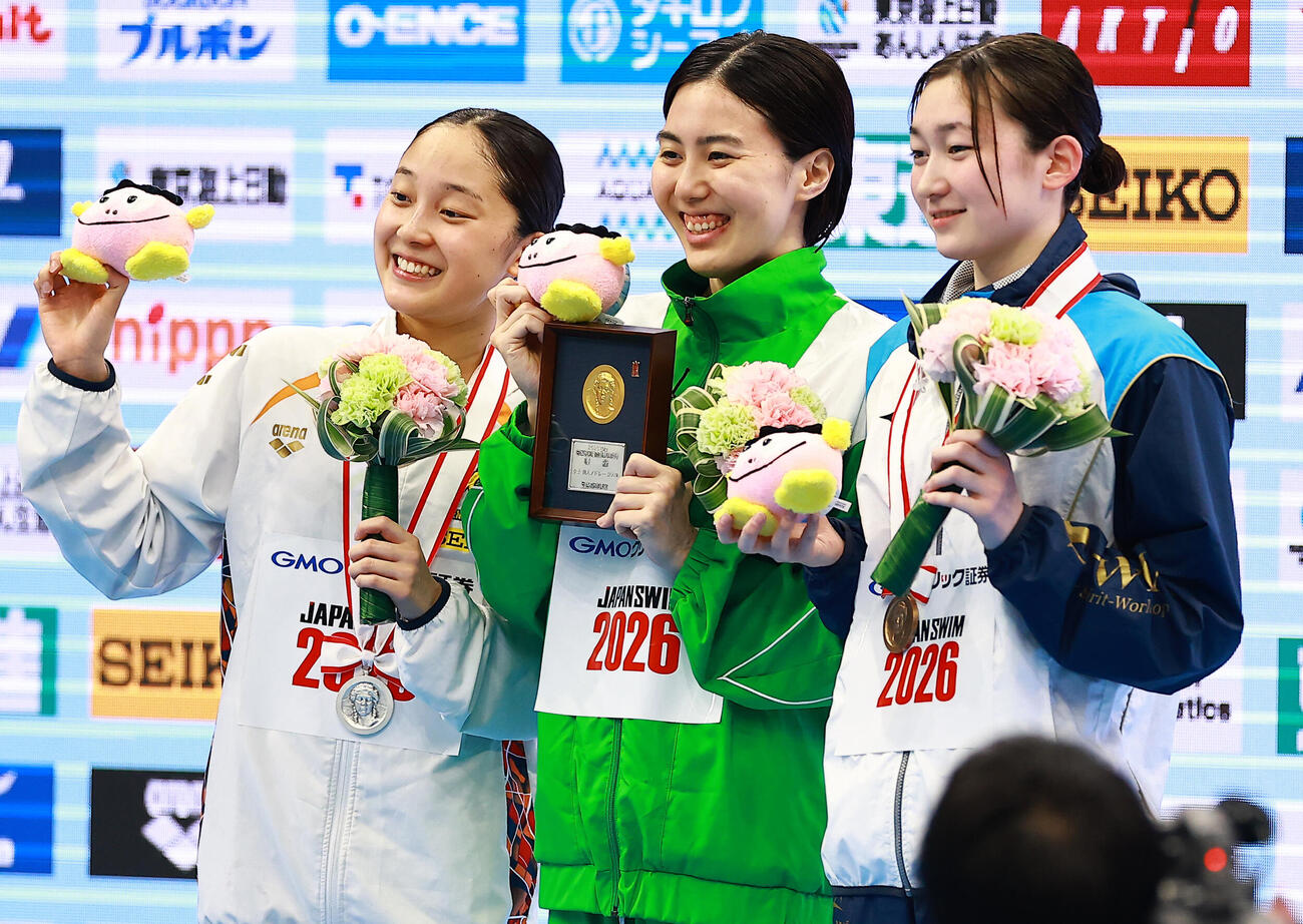 女子200メートル個人メドレーで優勝し喜ぶ松本。左は2位の成田、右は3位の高山（撮影・野上伸悟）