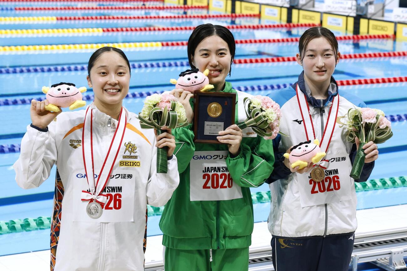 女子200 ートル個人メドレーで優勝した松本信歩（中央）。左は2位の成田実生（共同）
