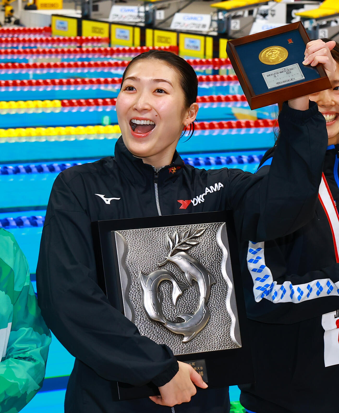 女子100メートルバタフライで優勝し喜ぶ池江（撮影・野上伸悟）