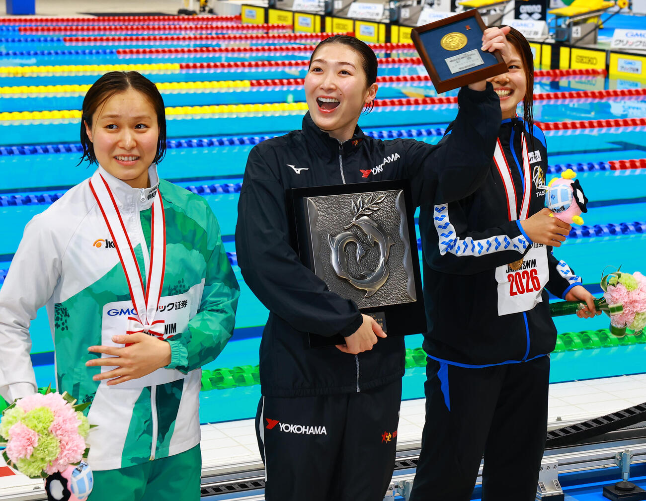 女子100メートルバタフライで優勝し喜ぶ池江。左は2位の牧野、右は3位の池本（撮影・野上伸悟）