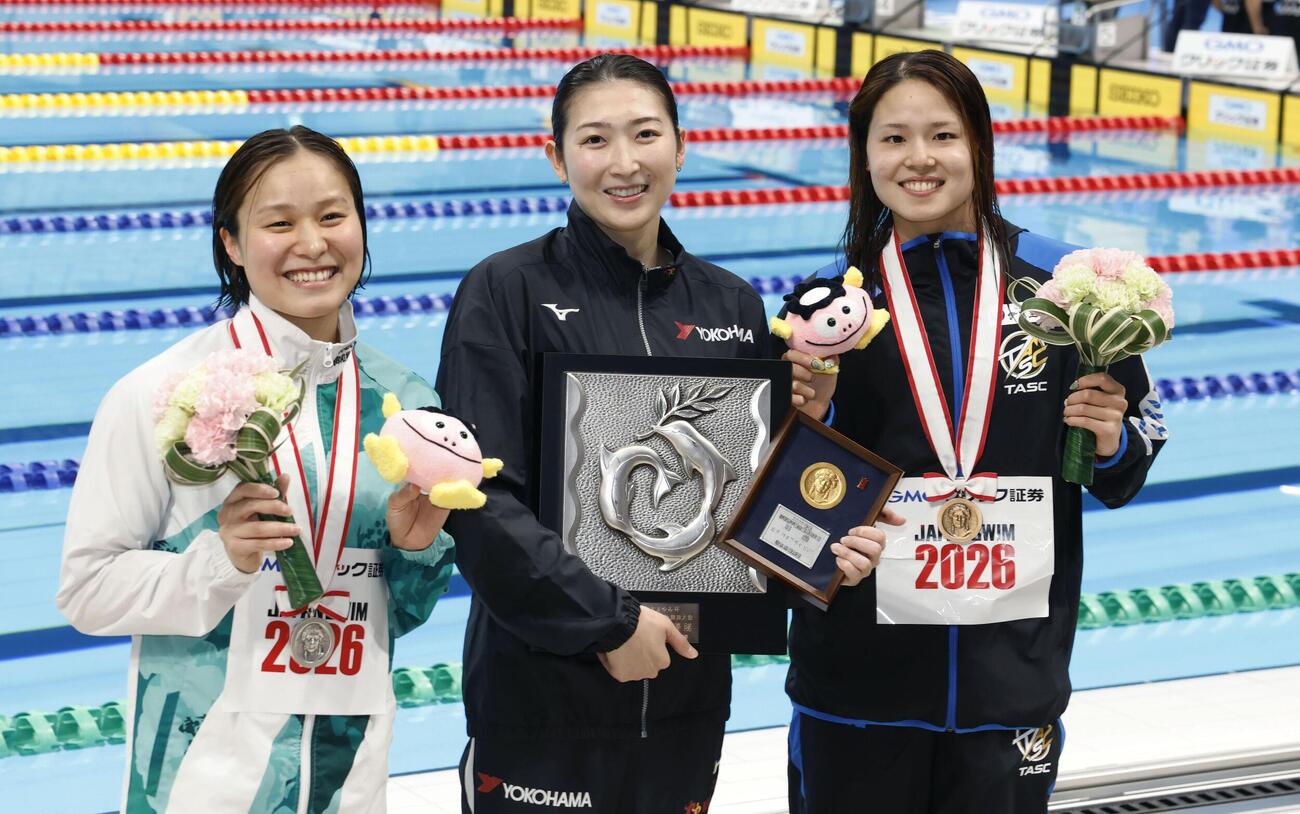 女子100メートルバタフライで優勝した池江璃花子（中央）（共同）