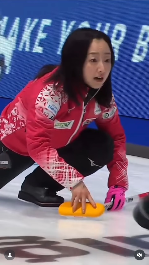 第7E、最後の石を投じる藤沢五月（ワールド・カーリングのインスタグラムから）