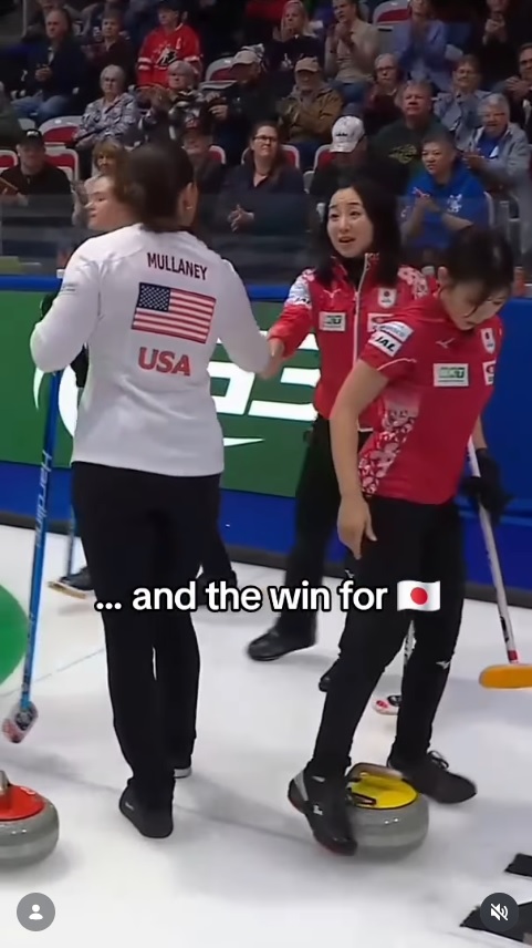 コンシードした米国チームと握手を交わす藤沢五月（ワールド・カーリングのインスタグラムから）