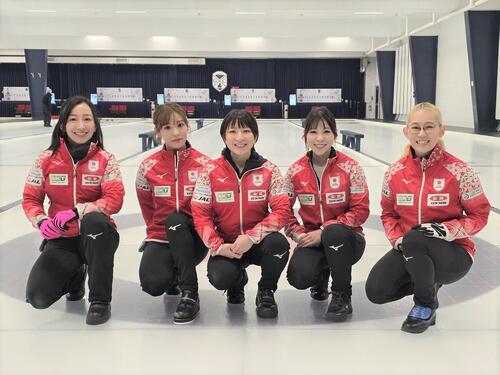 世界選手権に臨むカーリング女子日本代表の左から藤沢、吉田知、鈴木、吉田夕、小穴（C）JCA