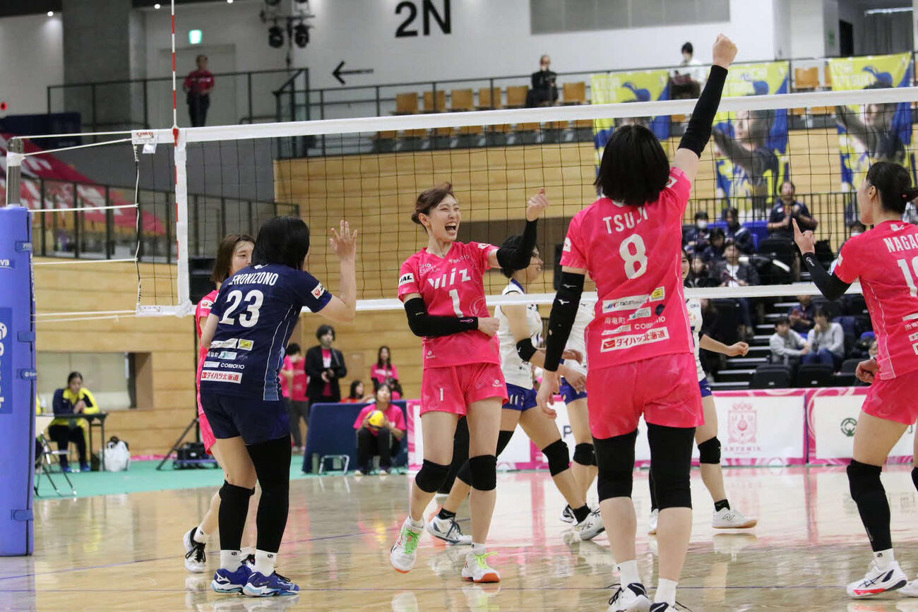 25年11月の福岡G戦でブロックを決め、喜ぶアルテミス北海道の杉浦文