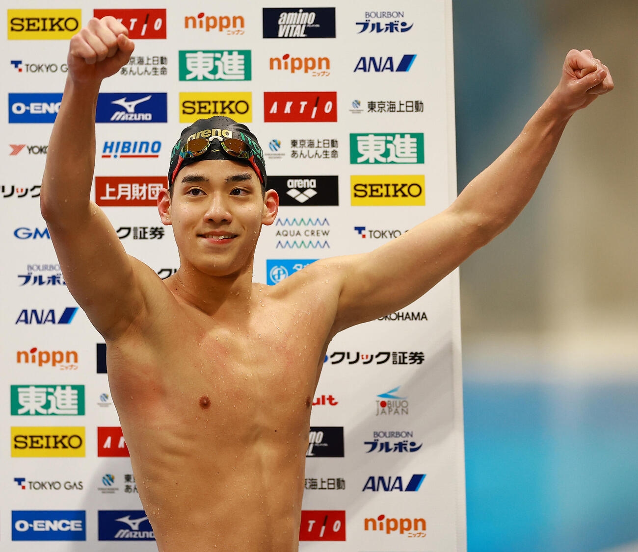 男子200メートル自由形で優勝し喜ぶ村佐（撮影・野上伸悟）