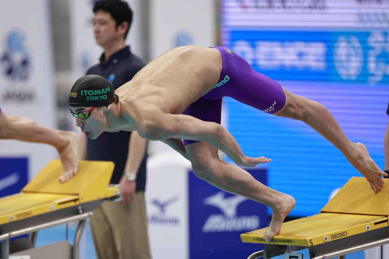 男子200メートル自由形決勝　スタートする村佐達也（共同）