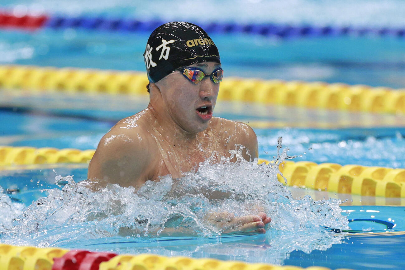 男子50メートル平泳ぎ決勝で力泳する大橋信（共同）