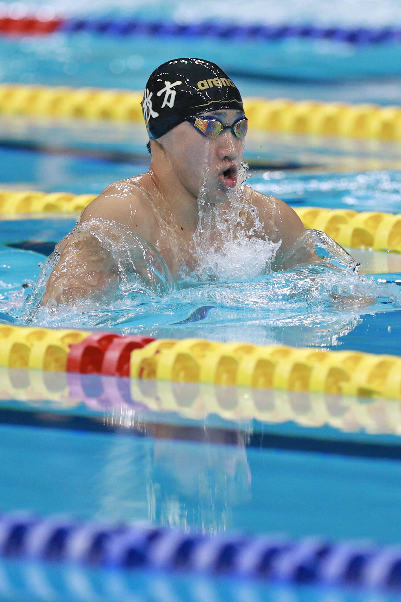 男子50メートル平泳ぎ決勝で力泳する大橋信（共同）