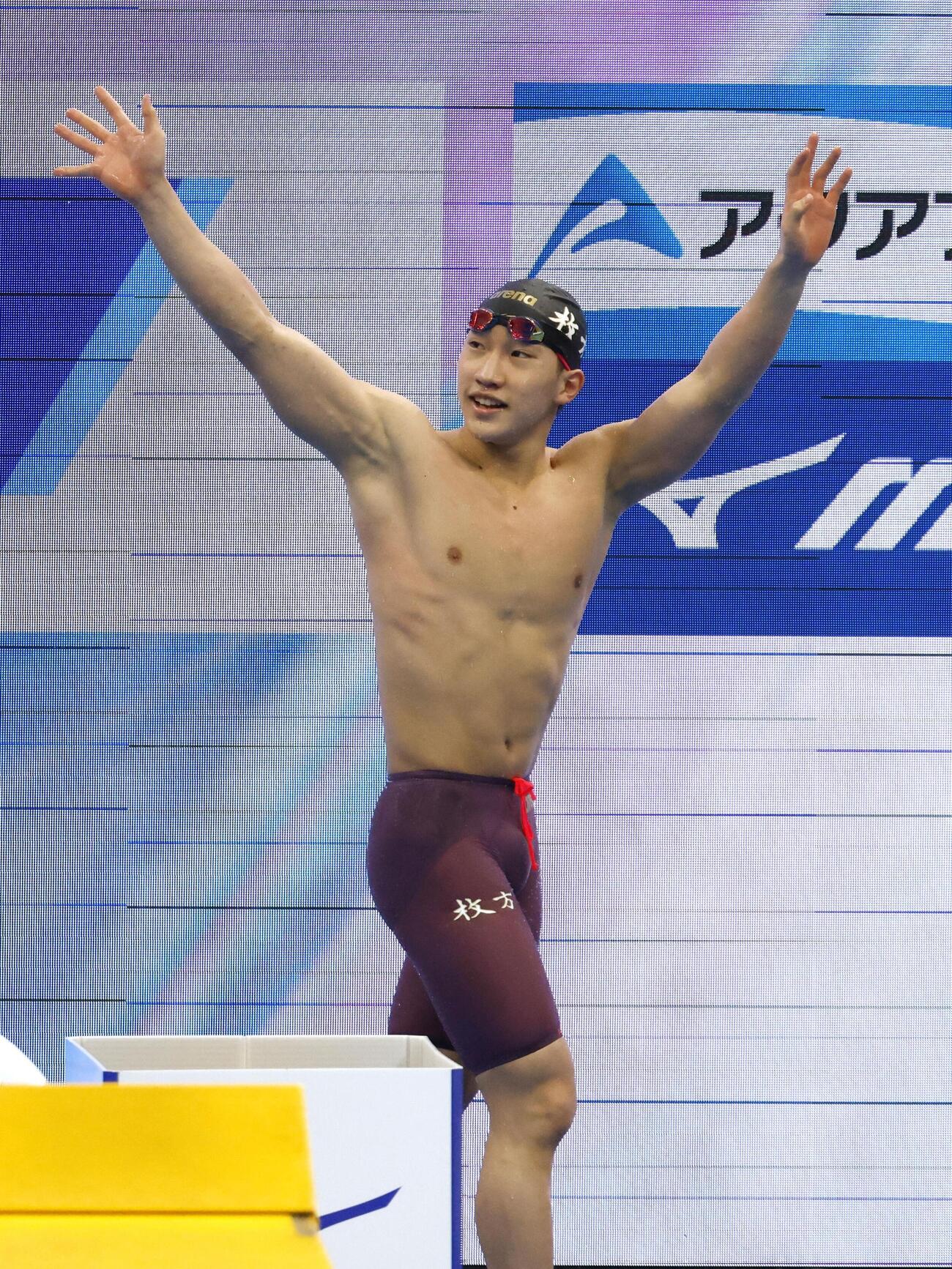 男子50メートル平泳ぎ決勝のレース後、声援に応える大橋信（共同）