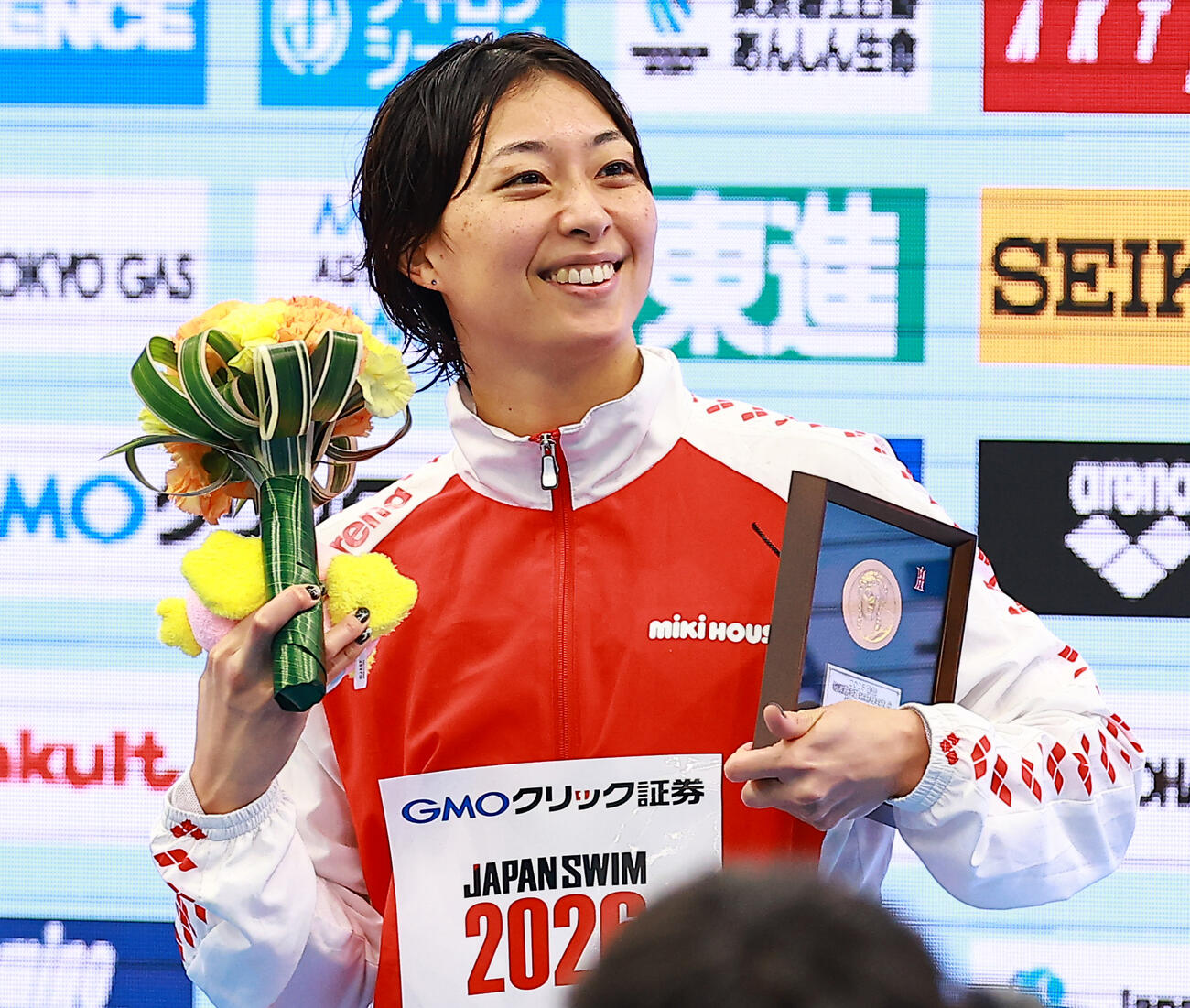 女子100メートル平泳ぎで優勝し喜ぶ鈴木聡美（撮影・野上伸悟）