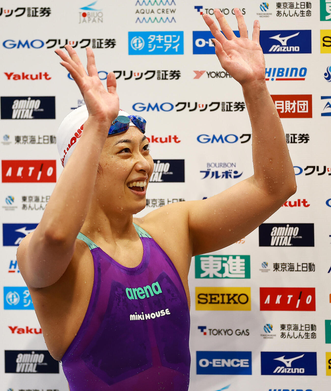 女子100メートル平泳ぎで優勝し喜ぶ鈴木聡美（撮影・野上伸悟）