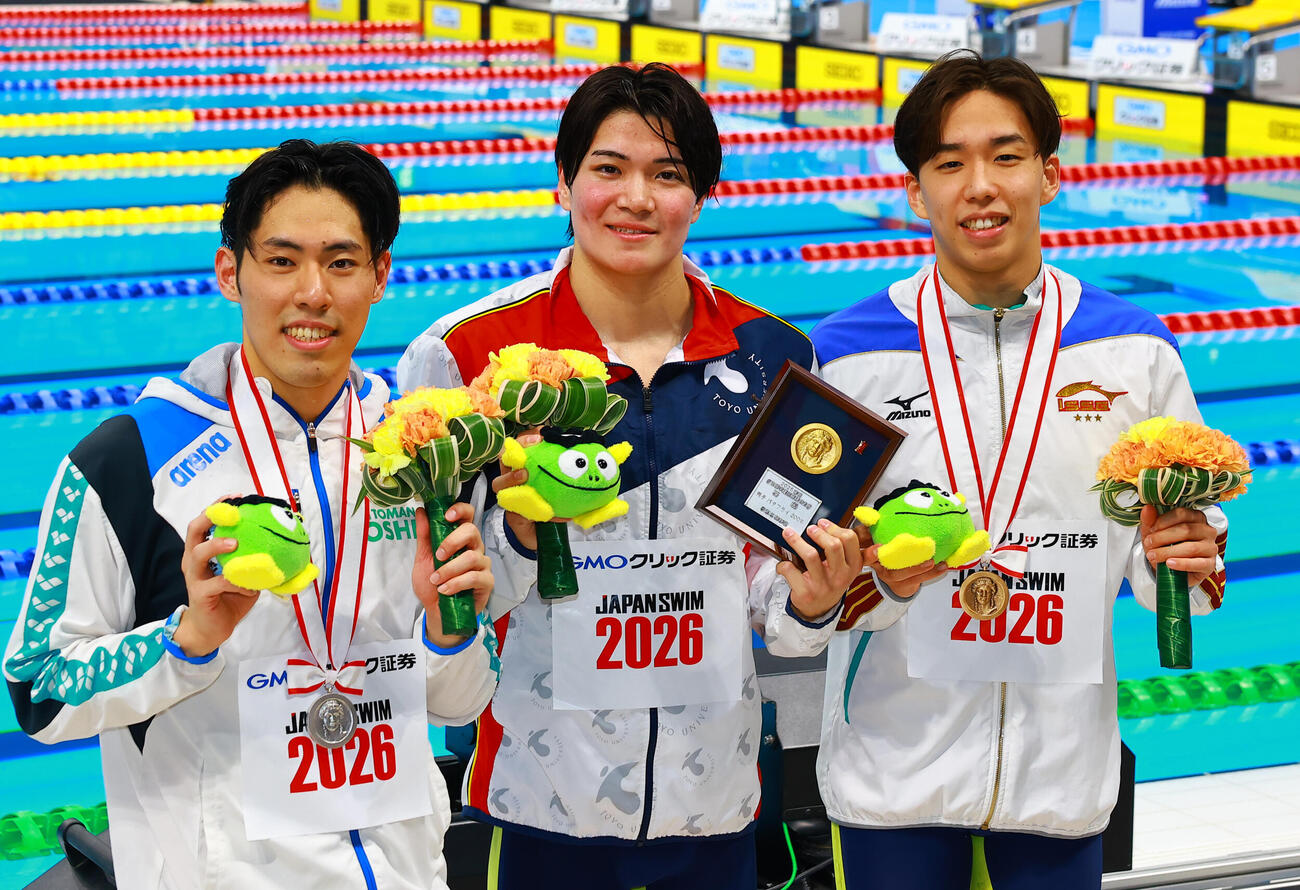 男子200メートルバタフライで優勝した松下（中央）は、2位の本多（左）、3位の上川畑と喜ぶ（撮影・野上伸悟）