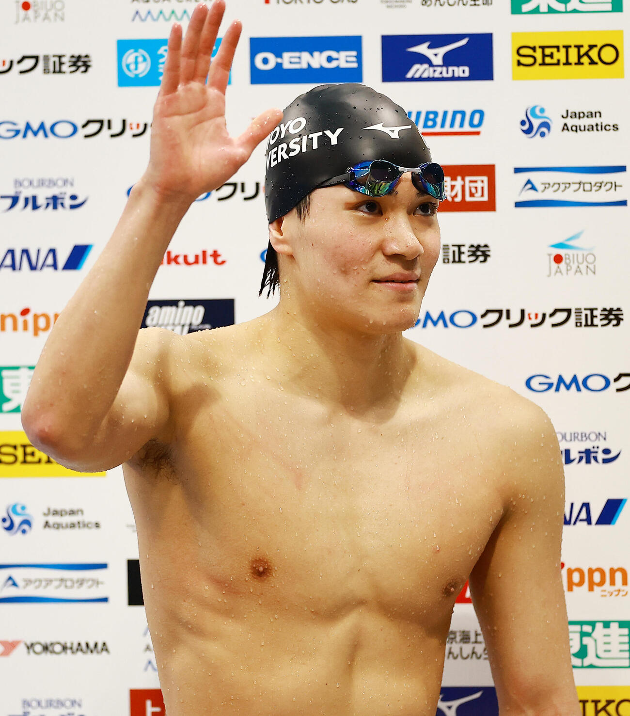 男子200メートルバタフライで優勝し喜ぶ松下（撮影・野上伸悟）
