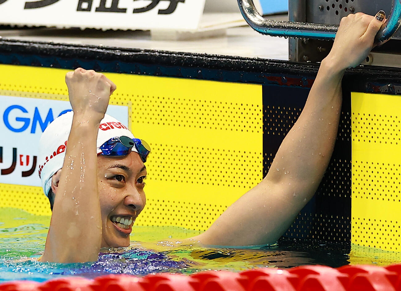 女子100メートル平泳ぎで優勝し喜ぶ鈴木聡美（撮影・野上伸悟）