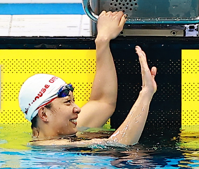 女子100メートル平泳ぎ予選を終え、客席に手を振る鈴木聡美（撮影・野上伸悟）