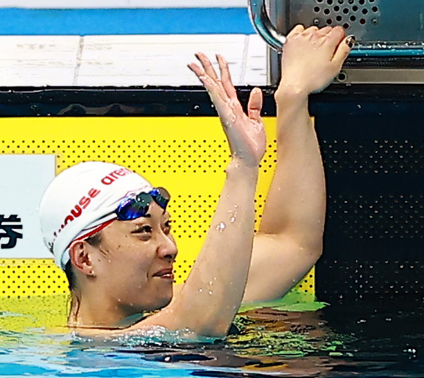 女子100メートル平泳ぎ予選を終え、客席に手を振る鈴木聡美（撮影・野上伸悟）