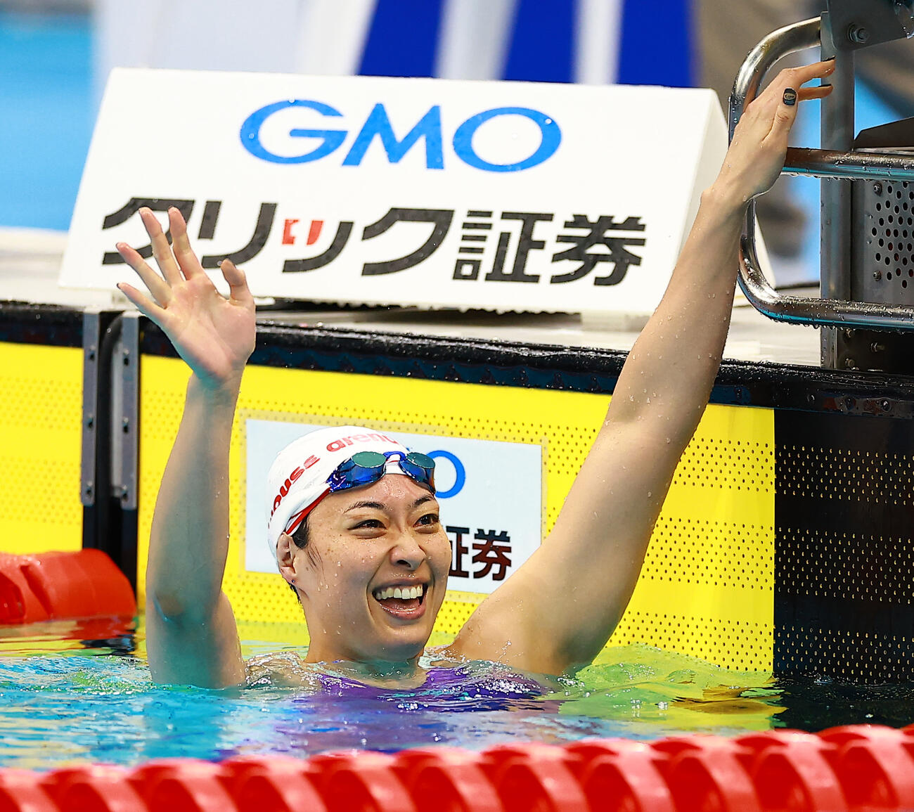 女子100メートル平泳ぎで優勝し喜ぶ鈴木聡美（撮影・野上伸悟）