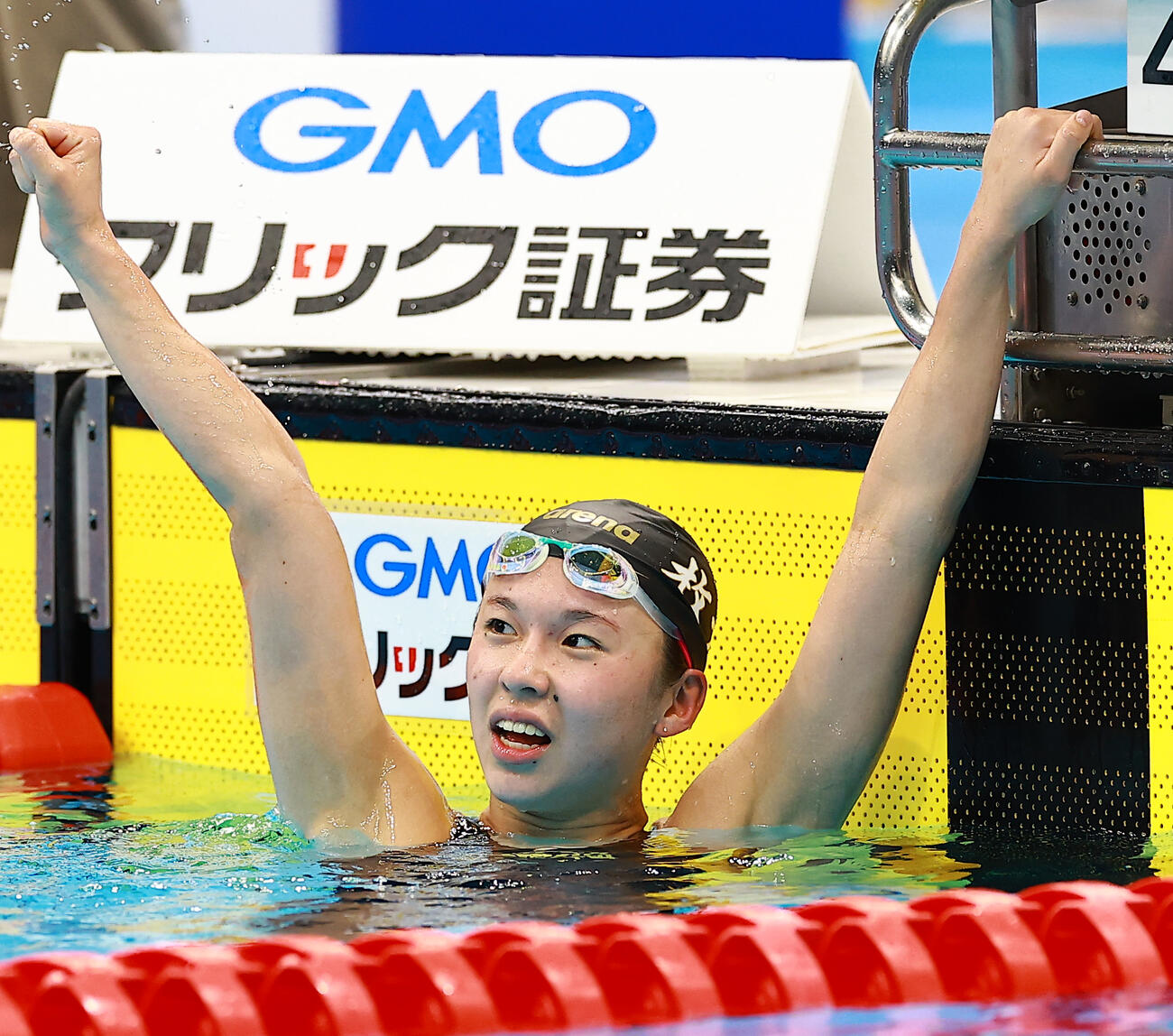 女子1500メートル自由形で優勝し喜ぶ梶本一花（撮影・野上伸悟）