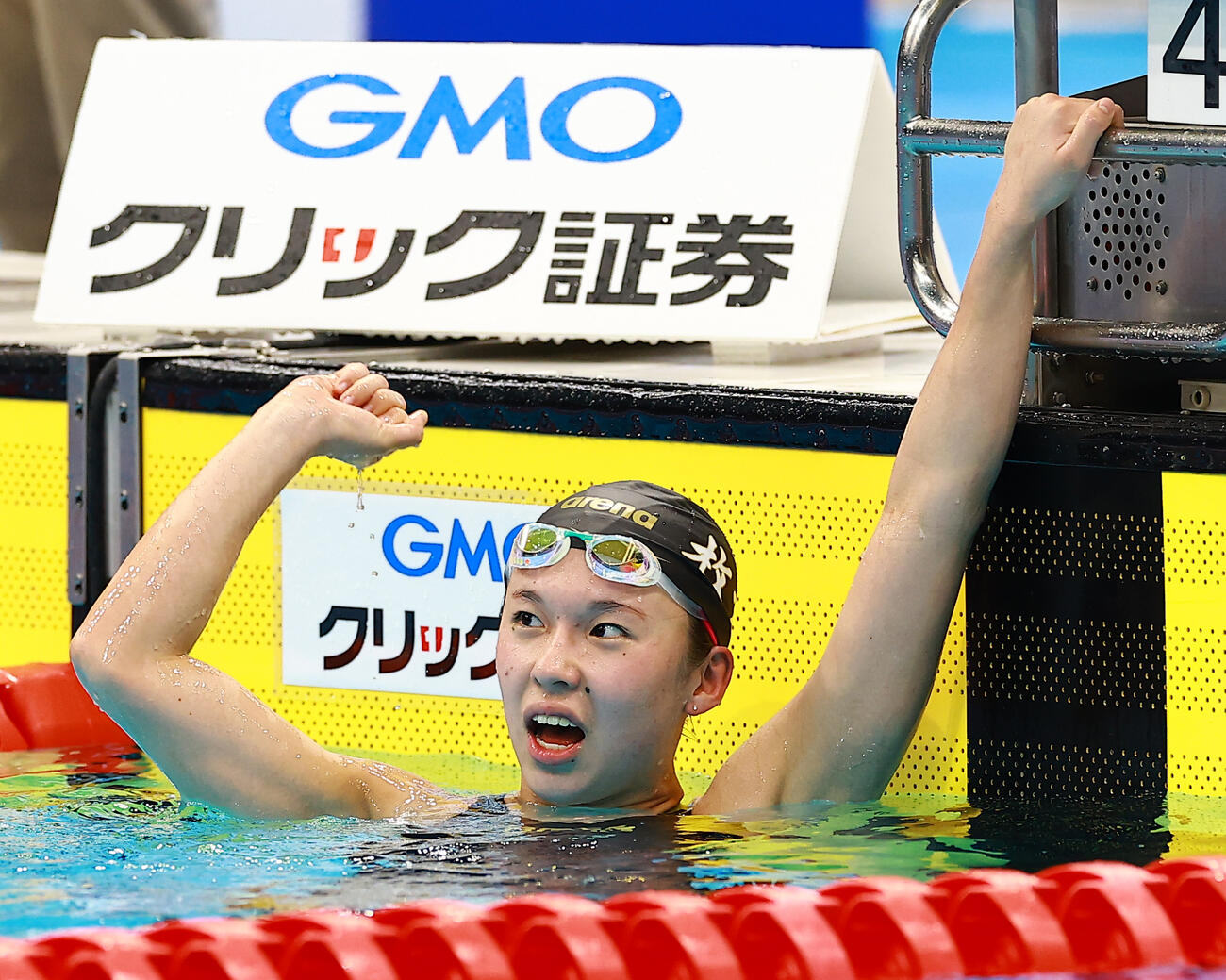 女子1500メートル自由形で優勝し喜ぶ梶本一花（撮影・野上伸悟）