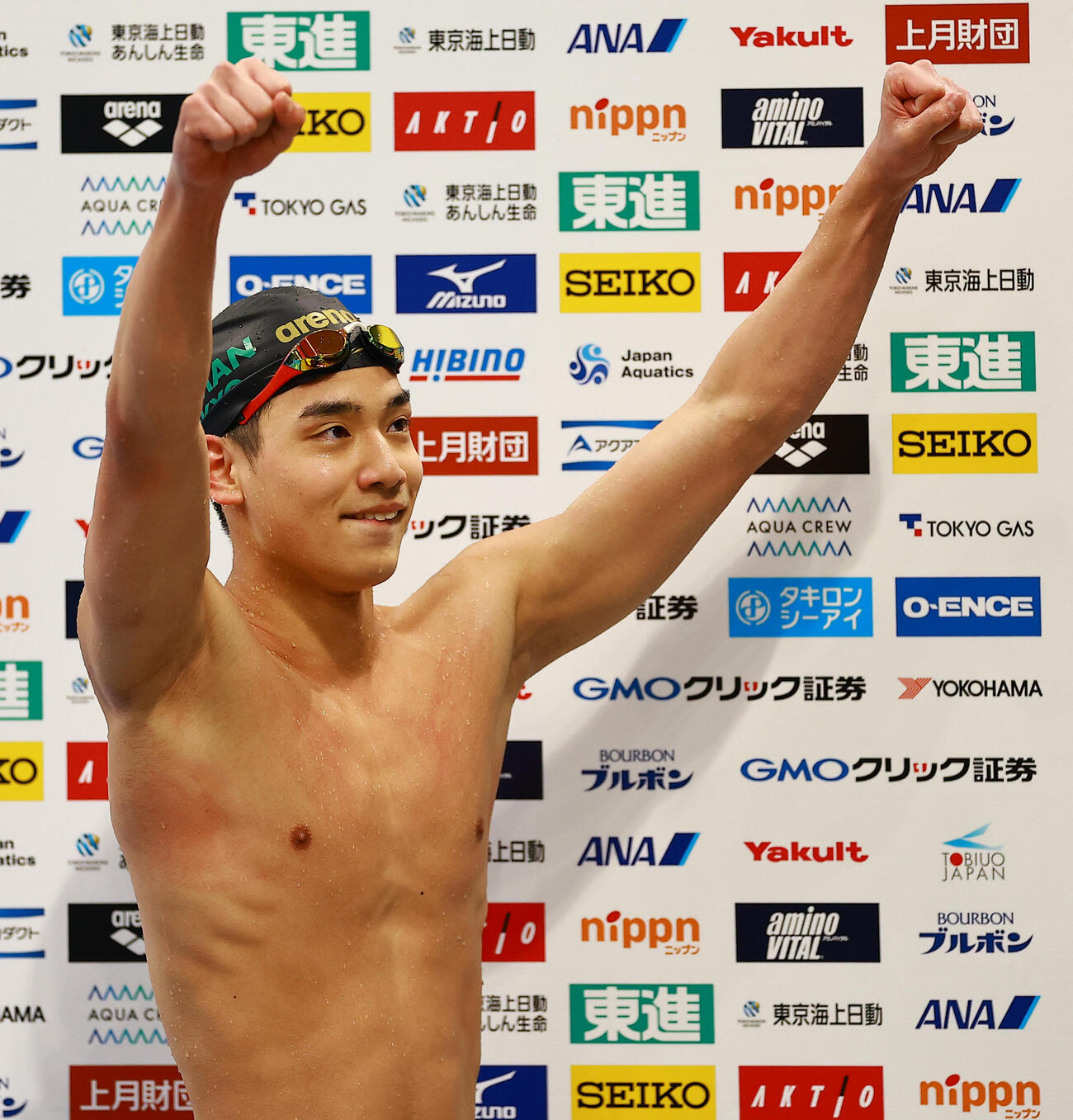 男子200メートル自由形で優勝し喜ぶ村佐（撮影・野上伸悟）