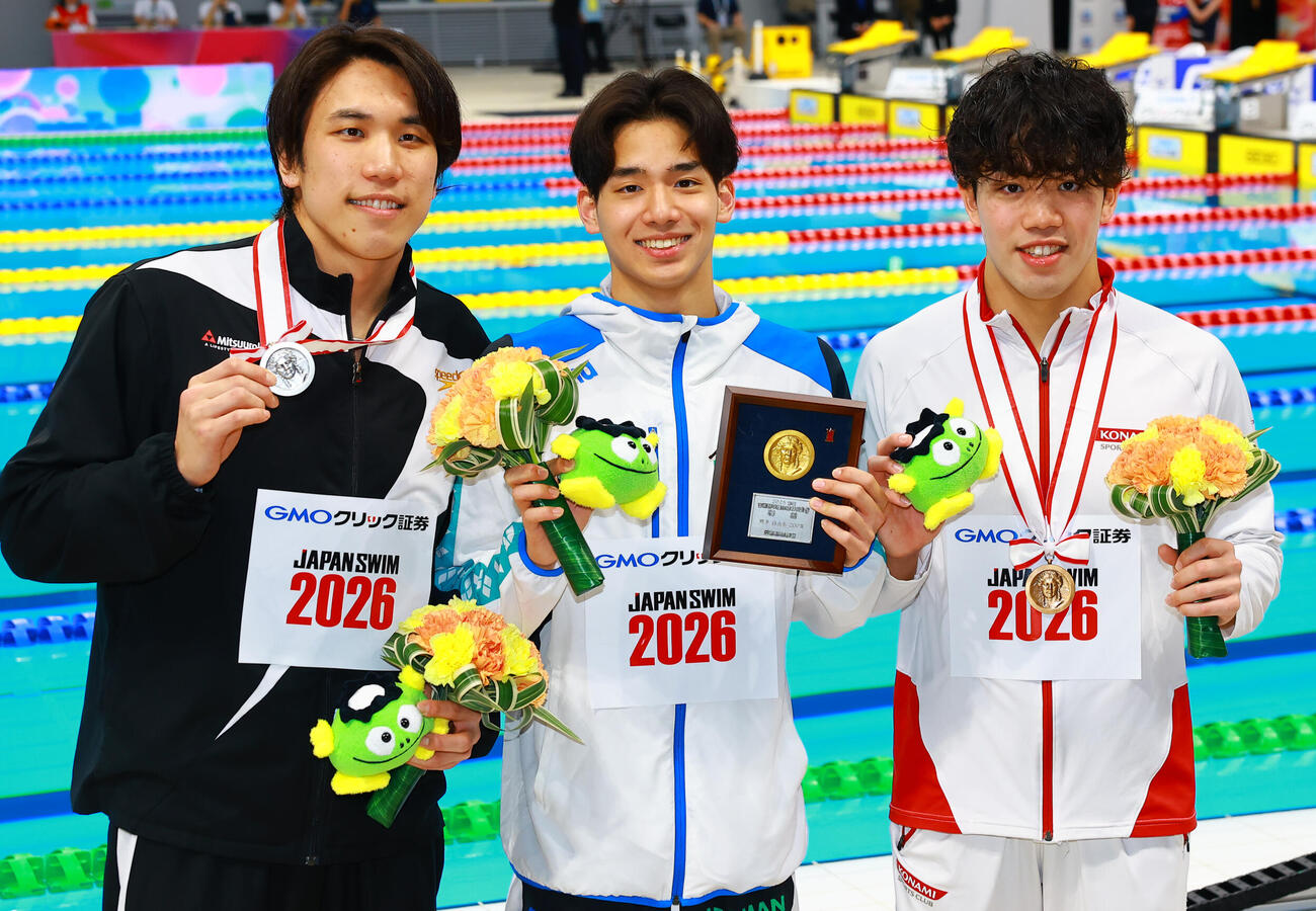 男子200メートル自由形で優勝し喜ぶ村佐（中央）は、2位の松元（左）、黒田と喜ぶ（撮影・野上伸悟）