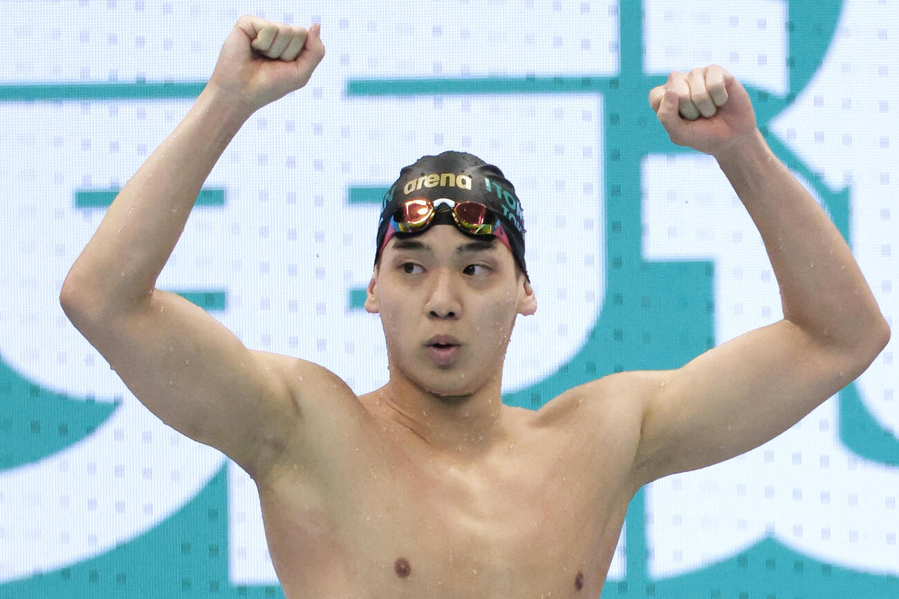 男子200メートル自由形決勝のレースを終えガッツポーズする村佐達也（共同）