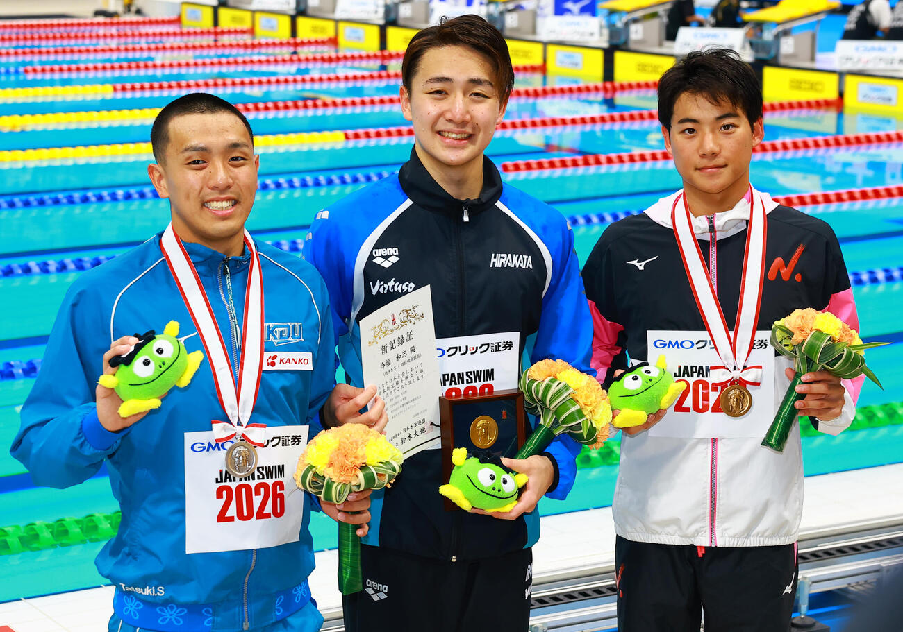 男子800メートル自由形で優勝した今福（中央）は、2位の高木（左）、3位の辻森と喜ぶ（撮影・野上伸悟）