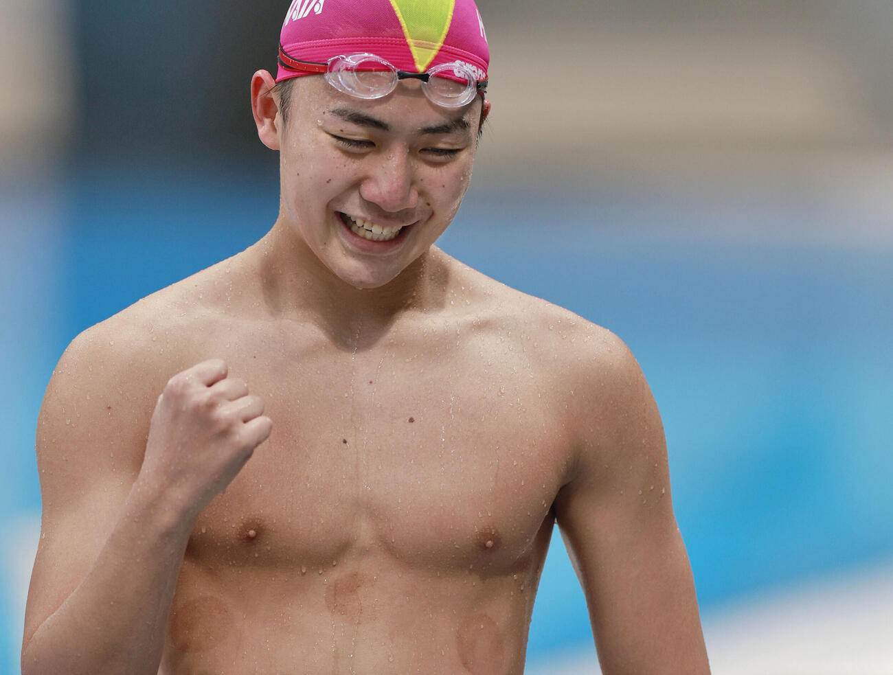 男子800メートル自由形で7分47秒81の日本新をマークして優勝し、ガッツポーズする今福和志（共同）