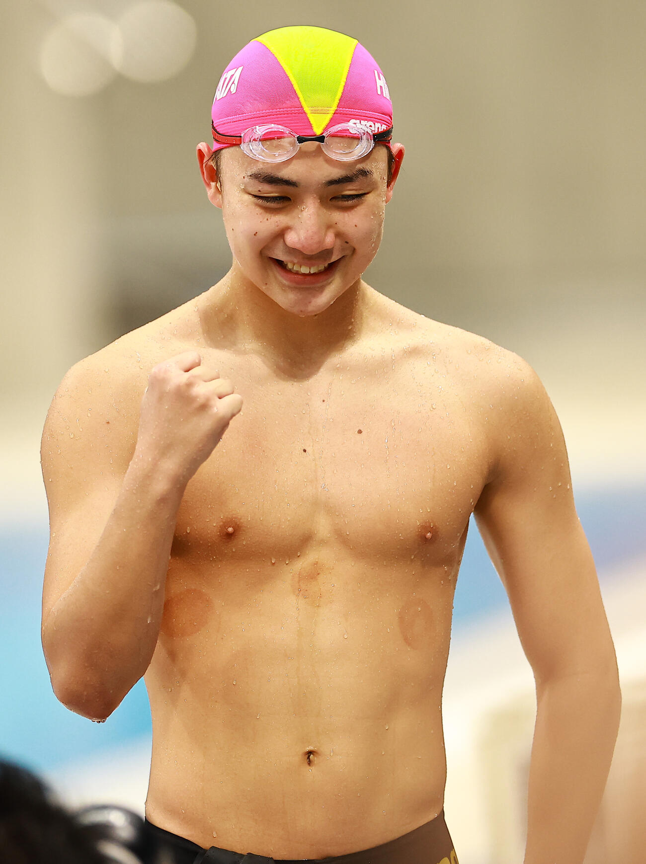 男子800メートル自由形で優勝し喜ぶ今福（撮影・野上伸悟）