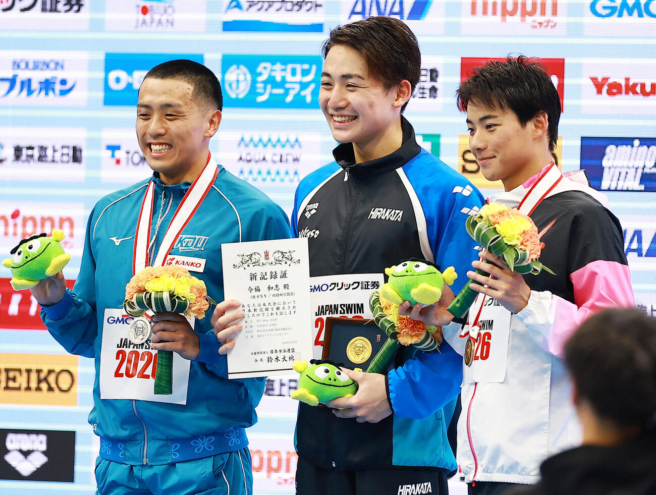 男子800メートル自由形で優勝した今福（中央）は、2位の高木（左）、3位の辻森と喜ぶ（撮影・野上伸悟）