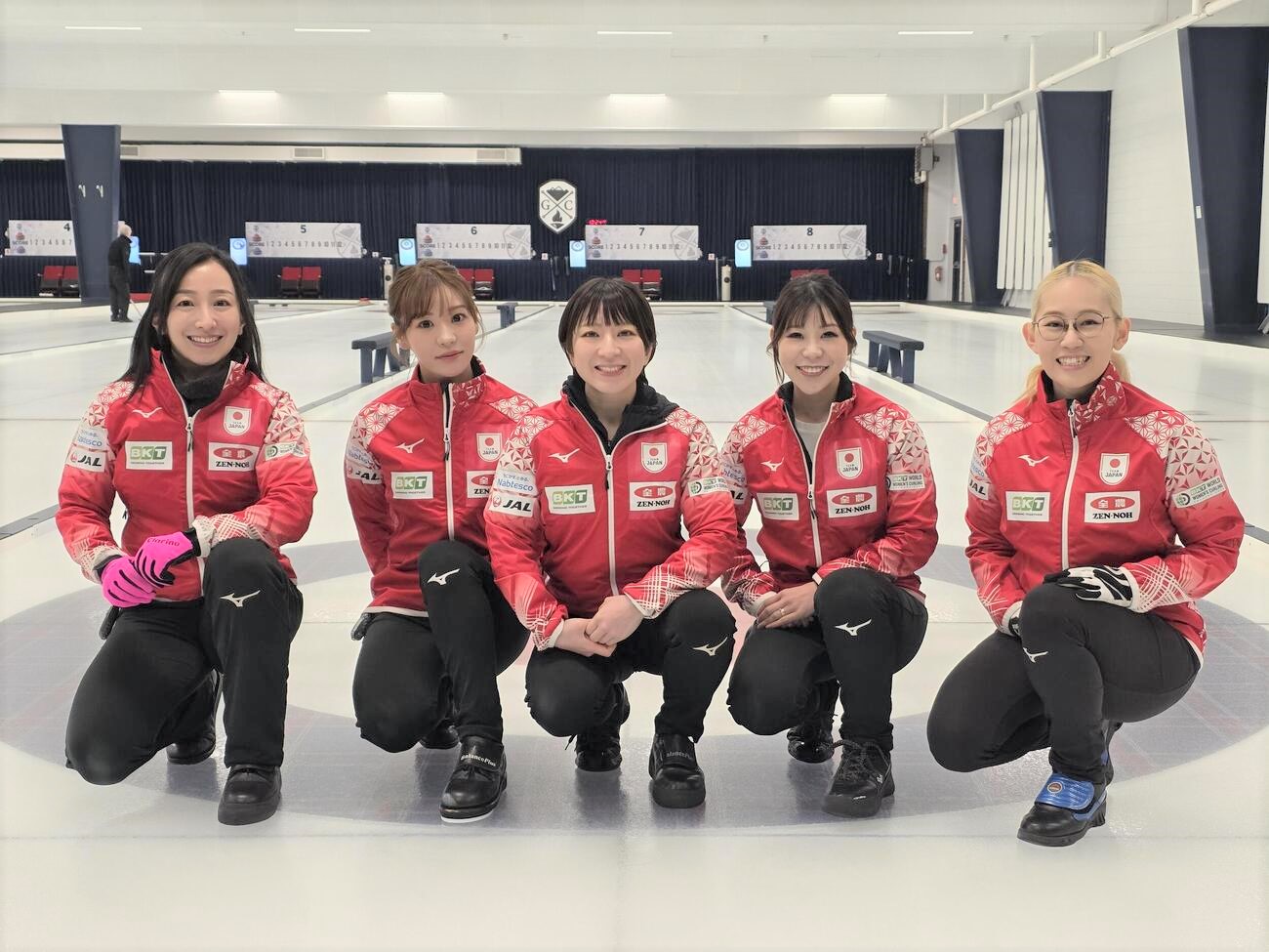 世界選手権に臨むカーリング女子日本代表の左から藤沢、吉田知、鈴木、吉田夕、小穴（C）JCA