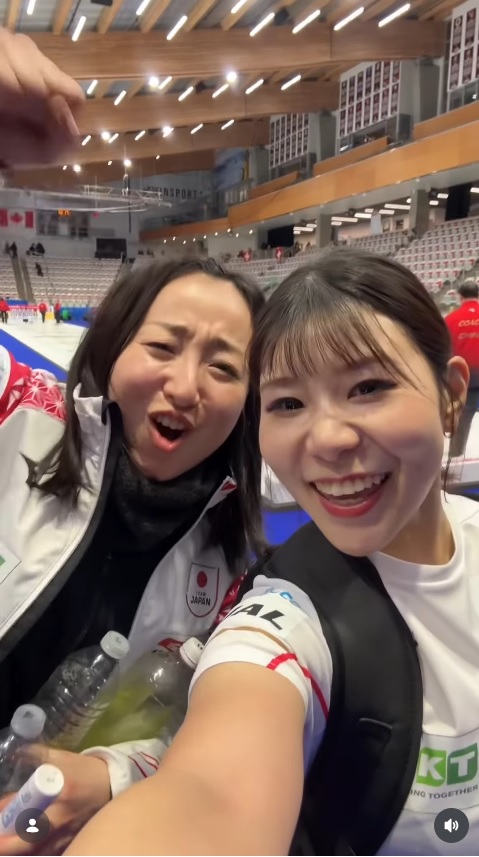 ガッツポーズではしゃぐ藤沢五月（ワールド・カーリングのインスタグラムから）