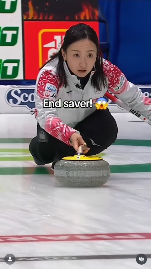 カナダ戦でプレーする藤沢五月（WORLD CURLINGのインスタグラムから）