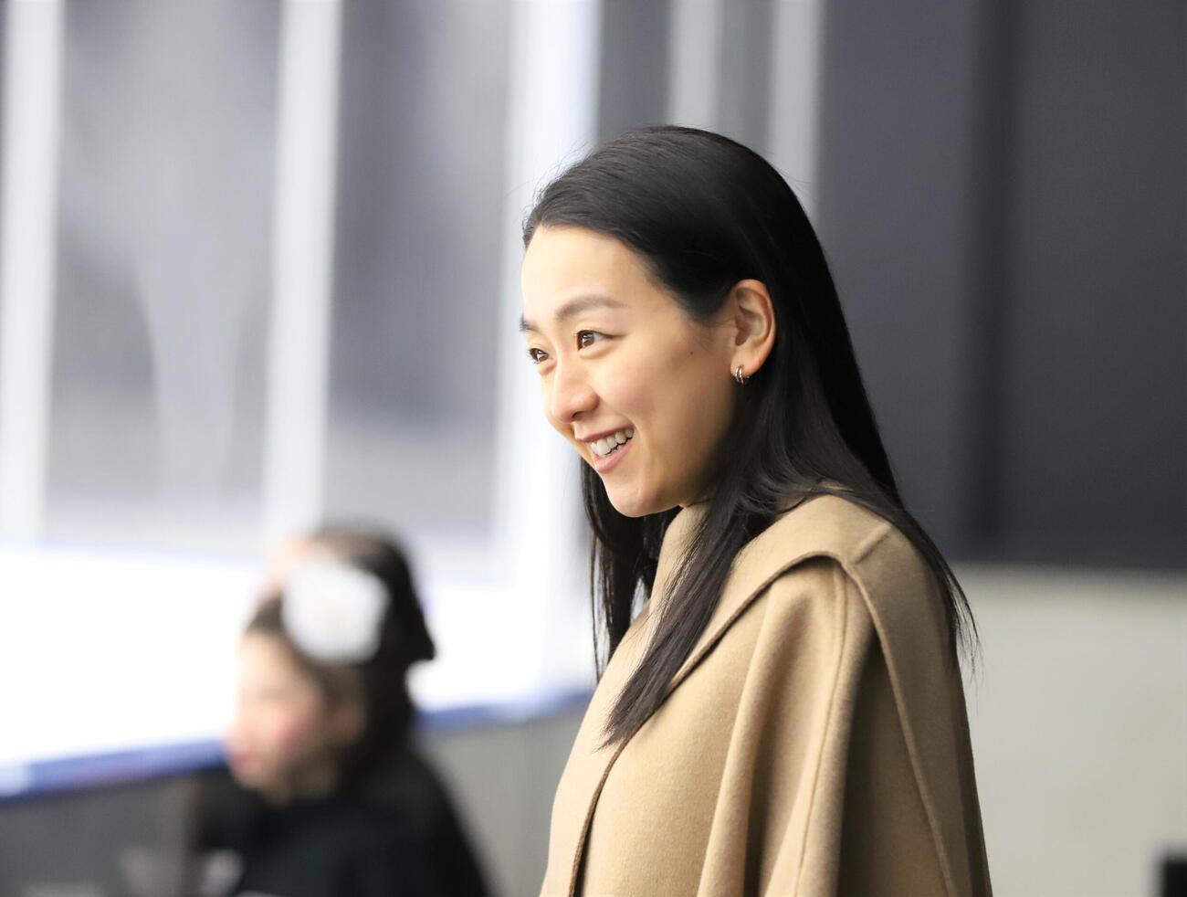 「木下MAOアカデミー発表会」でアカデミー生の演技を笑顔で見守る浅田真央さん（撮影・藤塚大輔）