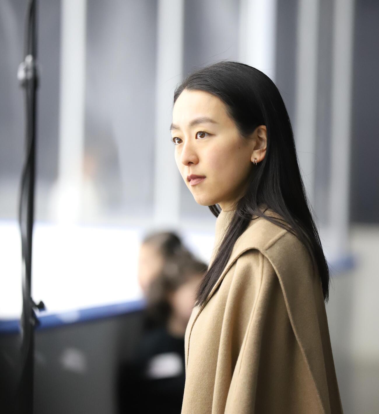 「木下MAOアカデミー発表会」でアカデミー生の演技を見守る浅田真央さん（撮影・藤塚大輔）