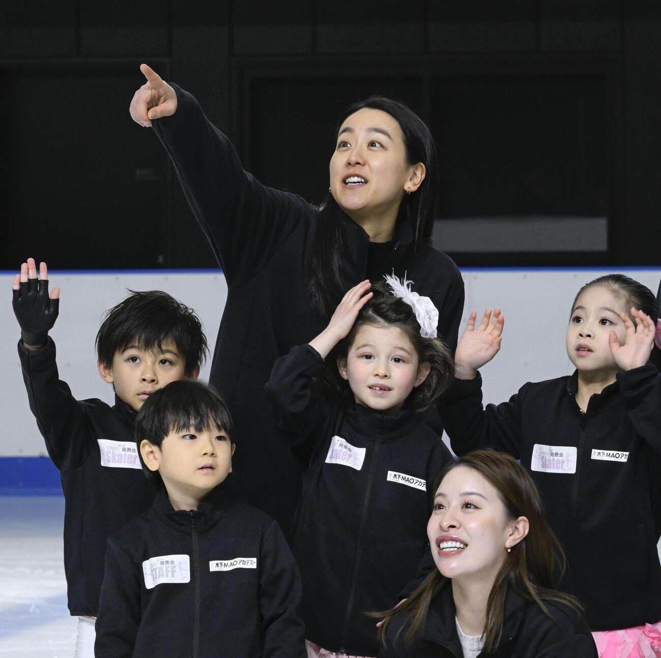 「木下MAOアカデミー」主宰の浅田真央さん（奥）と生徒たち（共同）
