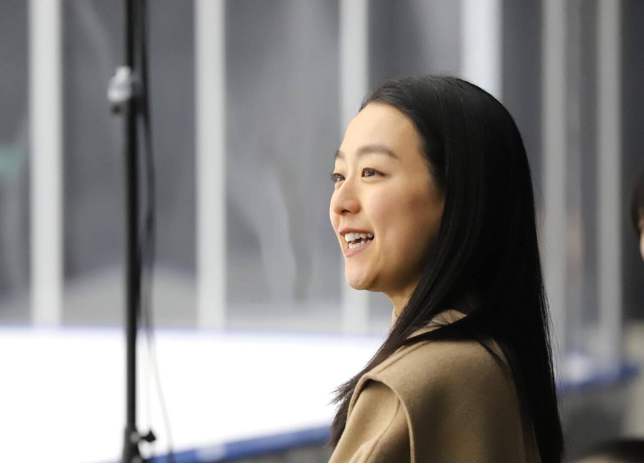 「木下MAOアカデミー発表会」でアカデミー生の演技を見守る浅田真央さん（撮影・藤塚大輔）