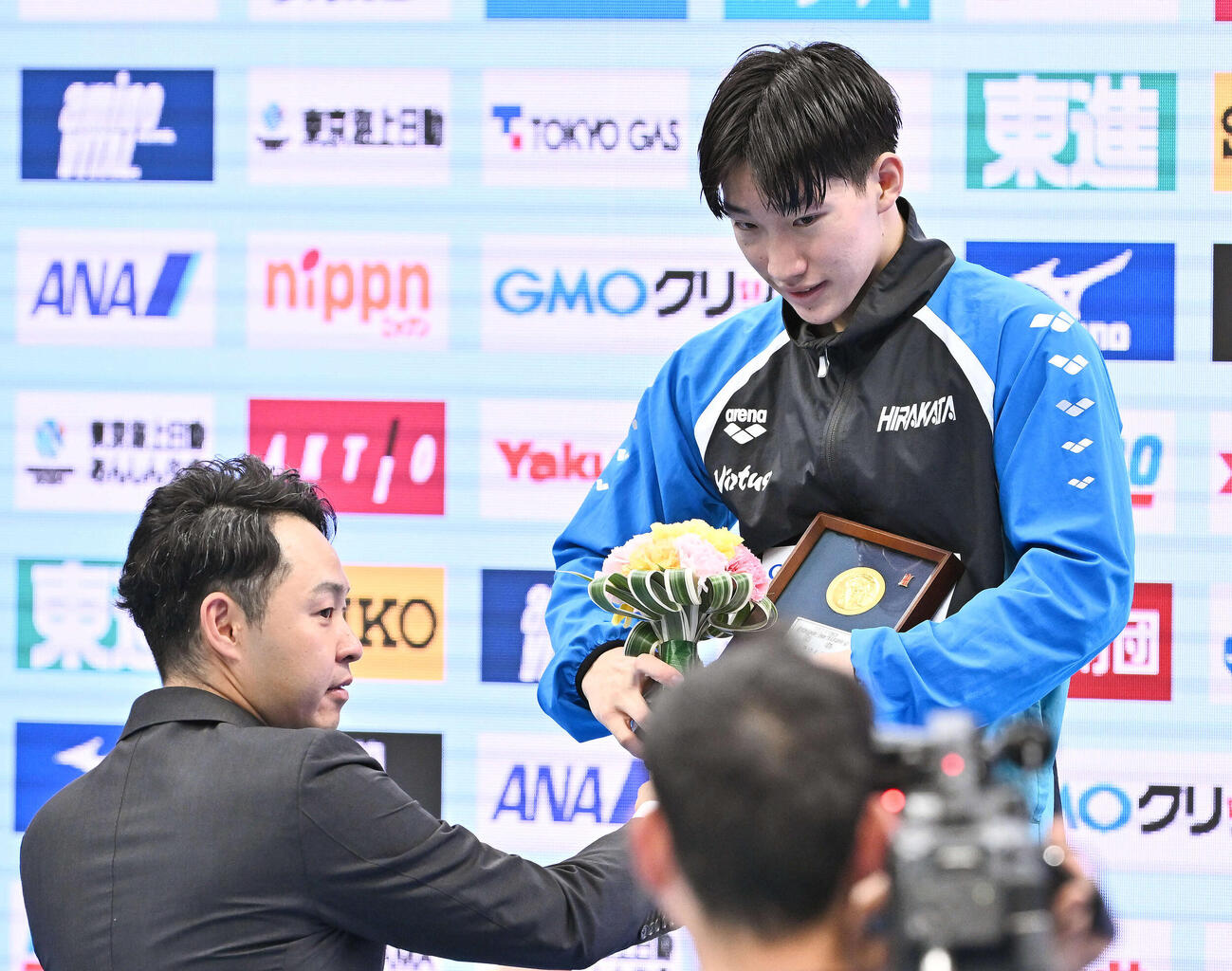 男子200メートル平泳ぎで優勝を決め北島氏（左）から表彰される大橋（撮影・滝沢徹郎）