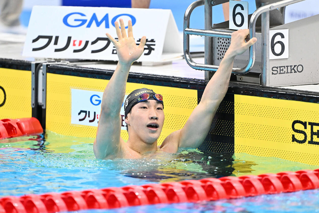 男子200メートル平泳ぎで優勝を決めた大橋はスタンド席に手を振る（撮影・滝沢徹郎）