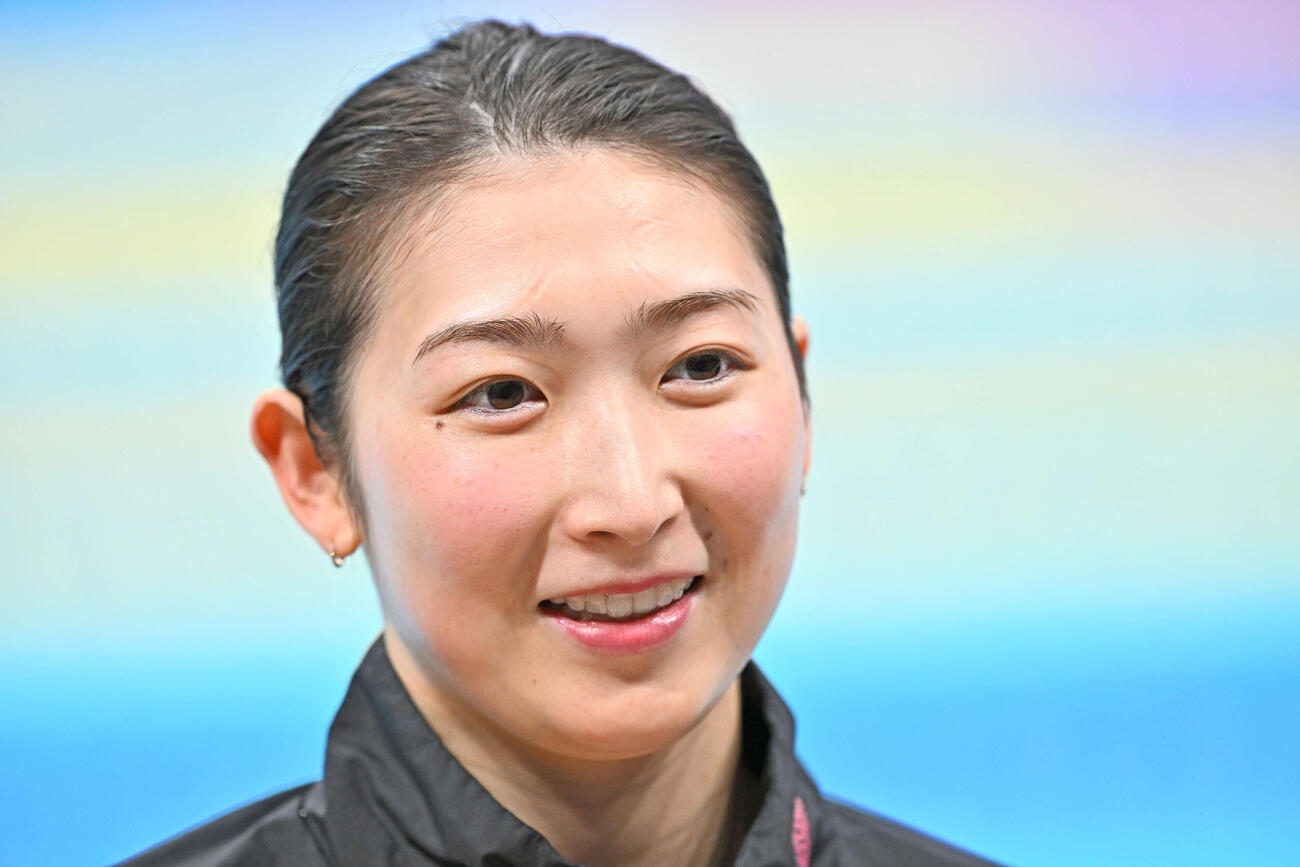 女子50メートルバタフライで優勝を決め笑顔を見せる池江（撮影・滝沢徹郎）