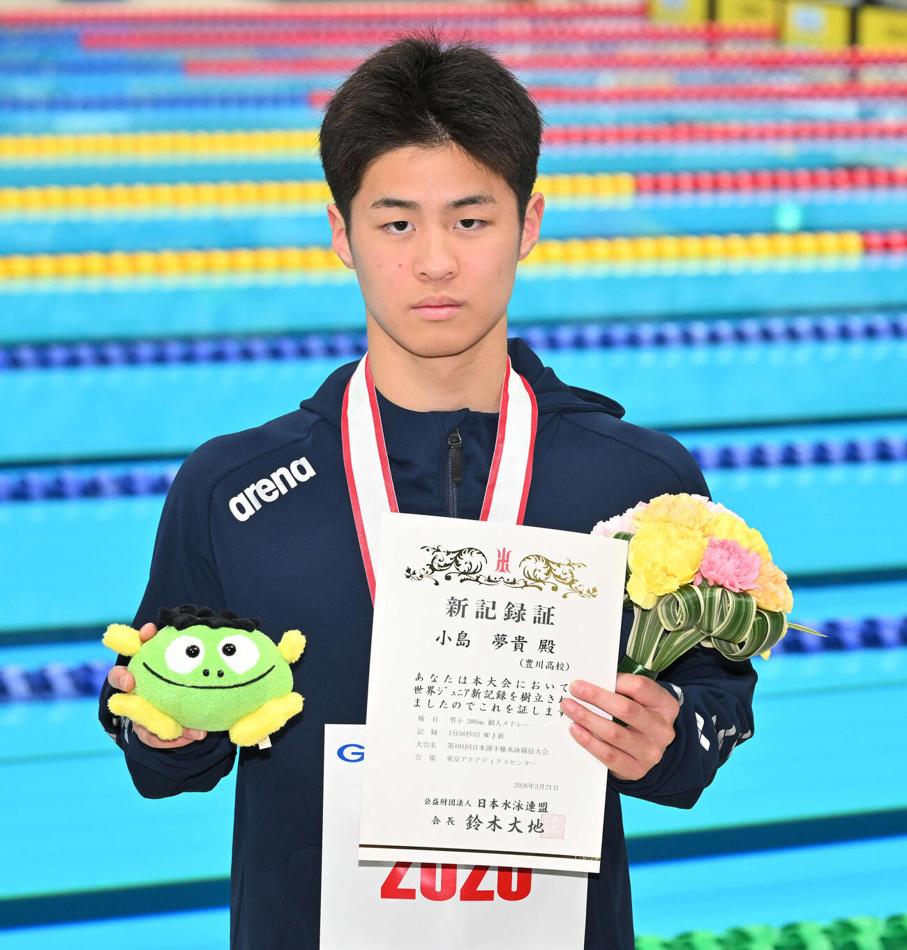 男子200メートル個人メドレー決勝で世界ジュニア新記録を達成した小島は記録証を手に写真に納まる（撮影・滝沢徹郎）