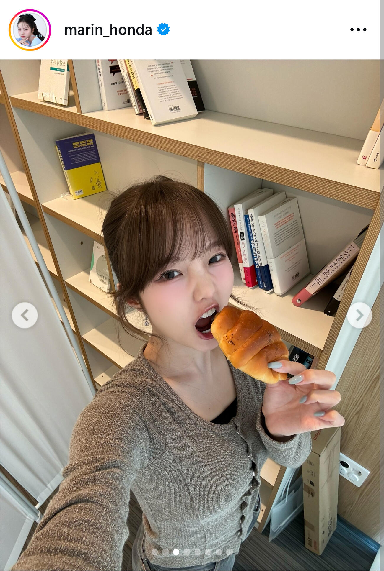 塩パンにかぶりつく本田真凜さん（本田真凜さんのインスタグラムから）