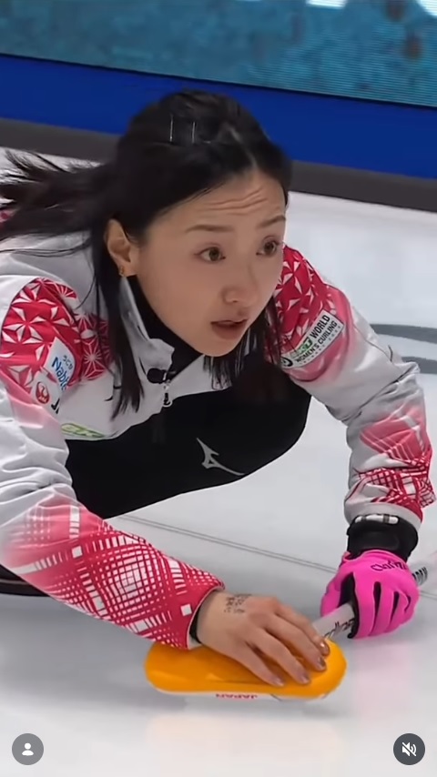 カナダ戦でプレーする藤沢五月（WORLD CURLINGのインスタグラムから）