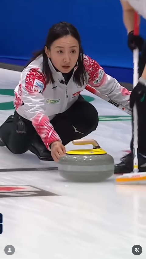 カナダ戦でプレーする藤沢五月（WORLD CURLINGのインスタグラムから）