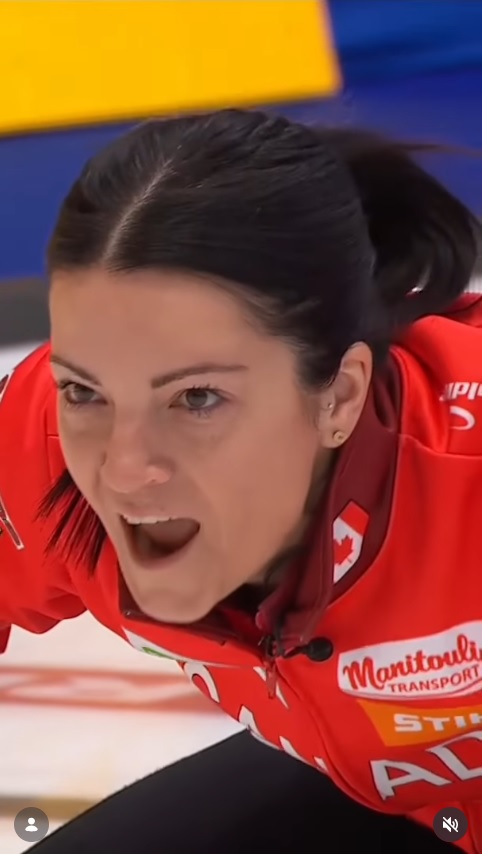 日本戦でプレーするカナダのケリー・エイナーソン（WORLD CURLINGのインスタグラムから）